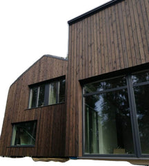 Rustikal trebehandling med Shou Sugi Ban på moderne kledning i Oslo.