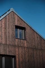 Rustikal kledning i Oslo med karakteristisk karbonisert trebehandling og moderne design.
